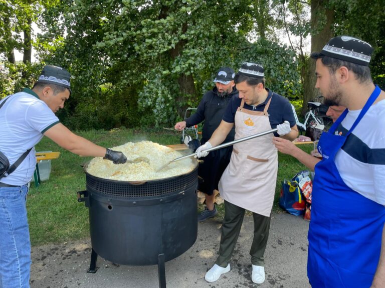 Gemeinsames Beisammensein bei Sport und traditionellen Gerichten 08-2025