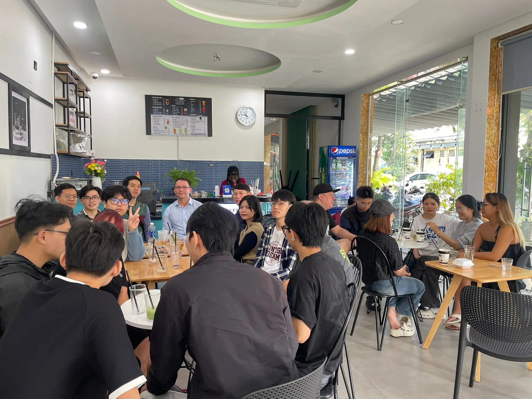 Persönliches Treffen mit Deutschschülerinnen und Deutschschülern in Da Nang, Vietnam – Dezember 2025.