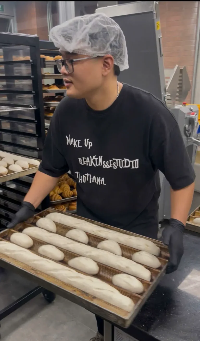Besuch einer Bewerbers zum Bäcker Azubi in seiner Bäckerei in Hanoi