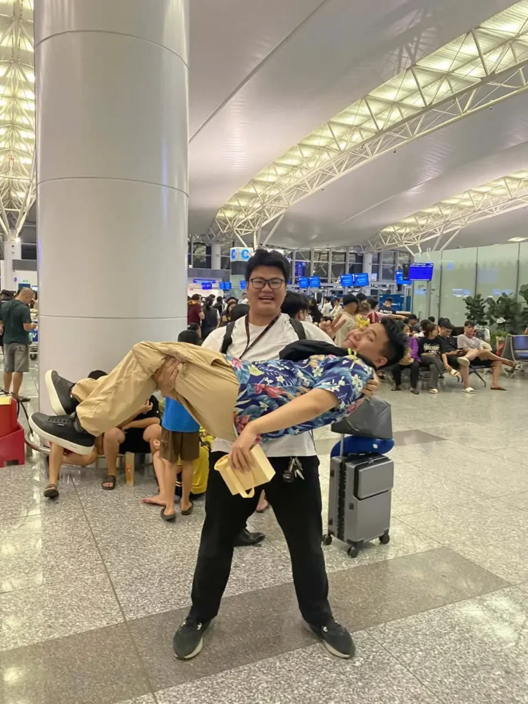 Verabschiedung von Freunden auf dem Flughafen in Vietnam