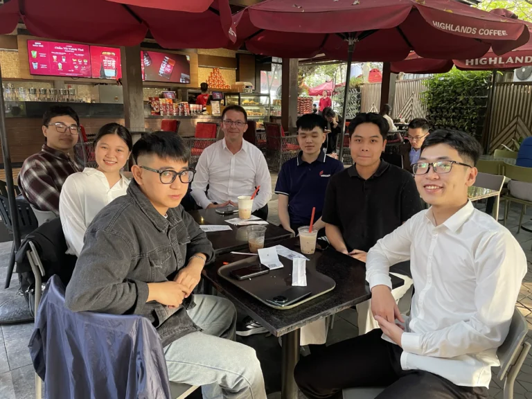 Durchsicht der erforderlichen Dokumente von Kandidaten im Cafe in Hanoi