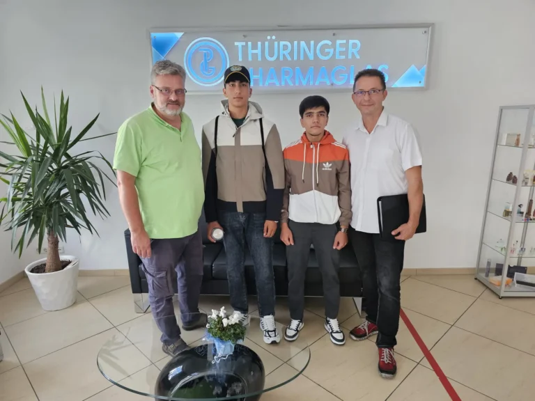 Übergabe zweier Auszubildender aus Usbekistan für Pharmaglas in Thüringen im Herbst 2025